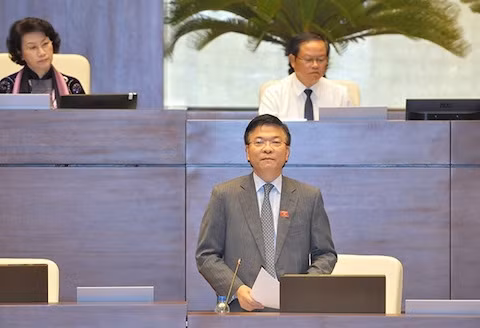 Bộ trưởng Tư pháp Lê Thành Long giải đáp các kiến nghị của các đại biểu Quốc hội tại buổi thảo luận tại hội trường, sáng 24-10. (Ảnh: ĐĂNG KHOA)