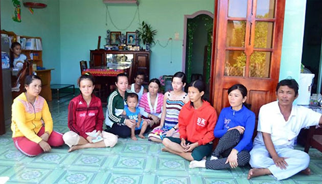 Người thân của các ngư dân bị tàu Trung Quốc bắt giữ đang rất lo lắng.