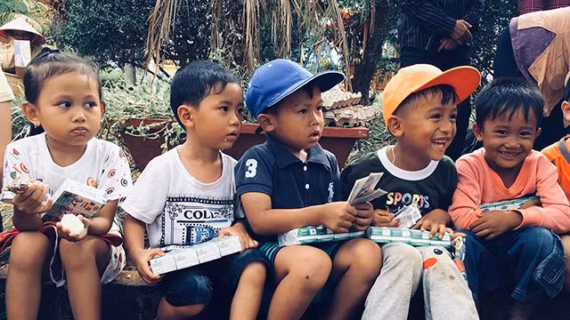 Nụ cười hồn nhiên của lũ trẻ làng phong.