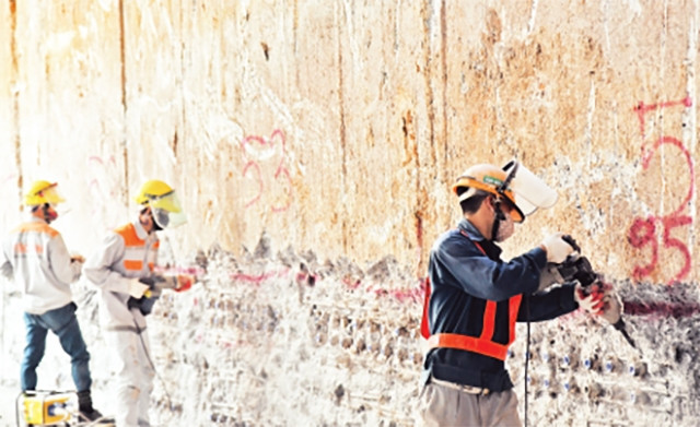 Công nhân thi công nhà ga ngầm S9 tuyến đường sắt đô thị Nhổn - ga Hà Nội.