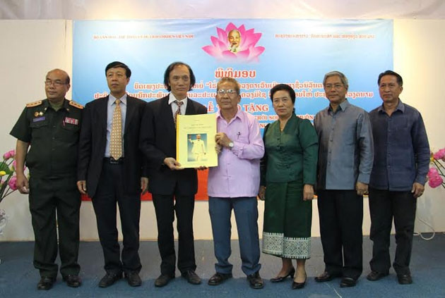 Giám đốc Trung tâm Văn hóa Việt Nam tại Lào Nguyễn Gia Lâm (bên trái) tiếp nhận tác phẩm âm nhạc do nhạc sĩ Đuang-mi-xay Ly-kay-da trao tặng cho nhân dân Việt Nam.