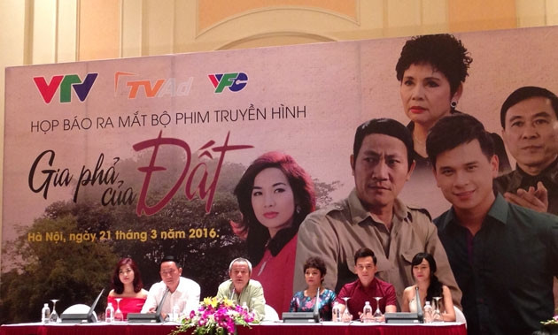 Đoàn làm phim trao đổi với báo giới.