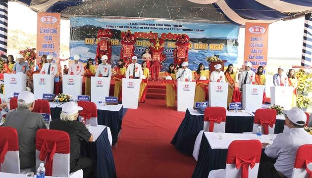 Các đồng chí lãnh đạo tỉnh Ninh Thuận và nhà đầu tư nhấn nút khởi công dự án Nhà máy điện mặt trời hồ Bầu Ngứ.