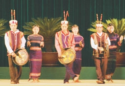 Biểu diễn cồng chiêng của đoàn nghệ thuật Tây Nguyên.