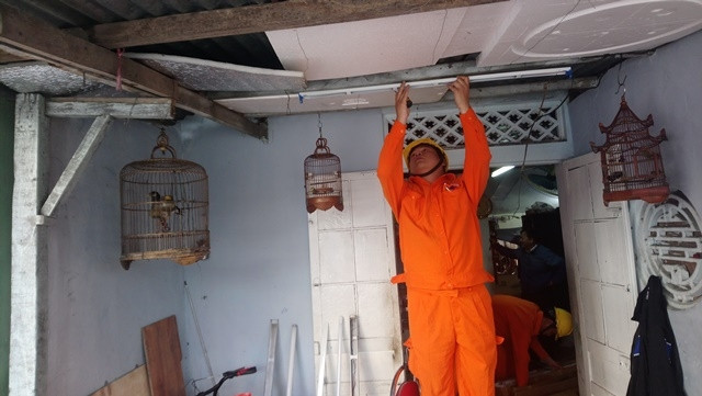 Sửa chữa điện miễn phí cho hộ nghèo.