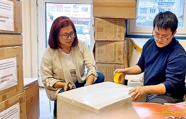 Thanh niên, sinh viên Việt Nam tại CH Séc tự tay thu mua, đóng gói các loại nhu yếu phẩm gửi về Vĩnh Phúc nhằm hỗ trợ chống dịch Covid-19.