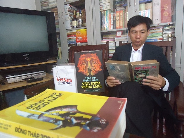 Thầy giáo Phùng Hoàng Anh và những cuốn sách quý.