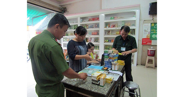 Lực lượng chức năng kiểm tra một số sản phẩm thực phẩm chức năng tại một nhà thuốc trên địa bàn TP Tây Ninh (tỉnh Tây Ninh). Ảnh: TRÚC LY