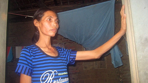 Cứ chiều về, chị lại tựa cửa ngóng con.