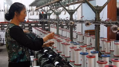 Bà Ngừng vẫn quyết tâm giữ nghề dệt.