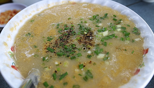 Một bát cháo nhum lớn như thế này sẽ đánh tan mọi mệt mỏi sau hàng giờ lặn ngụp trong làn nước xanh. (ảnh: Linh Phan)