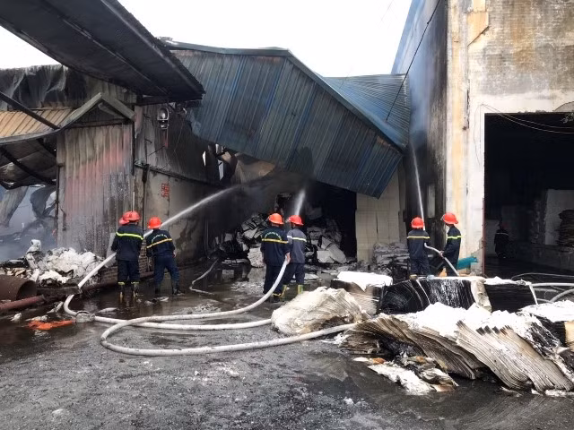 Lực lượng chức năng nỗ lực chữa cháy.