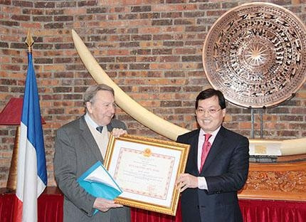 Đại sứ Dương Chí Dũng trao Huy chương Hữu nghị cho Giáo sư M. Guillou.