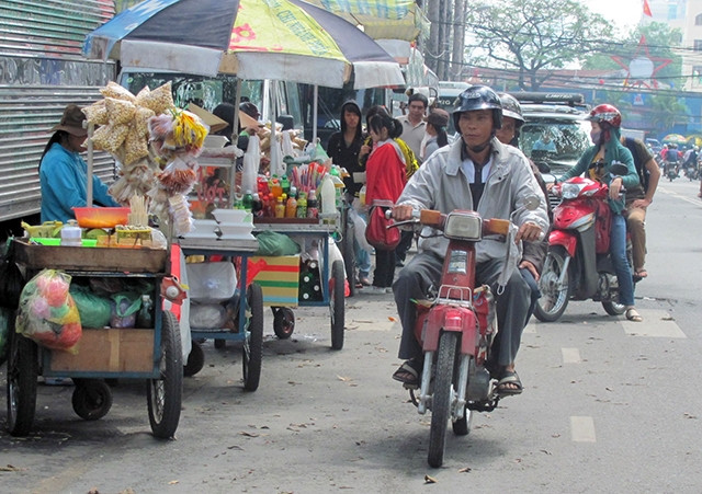 Hàng rong, chợ cóc xuất hiện tại một tuyến phố ở TP Hồ Chí Minh. Ảnh: TÙNG QUANG