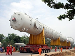 Tháp tách Profrylene do ALE vận chuyển
về Nhà máy lọc dầu Dung Quất.
(Ảnh Vietnamnet)