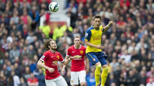 M. Ozil (áo vàng) chơi hay trên hàng tiền vệ của Arsenal.