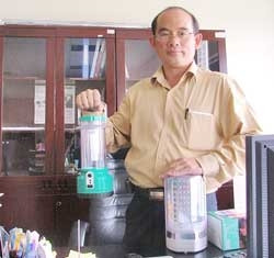 Những chiếc đèn LED tiết kiệm điện này có thể cầm ra đường hay treo trong nhà.