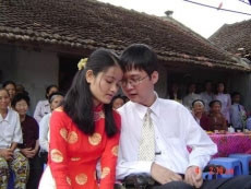 Bạch Đinh Vinh - một tấm gương
vươn lên tật nguyền và người vợ trẻ
trong ngày cưới.