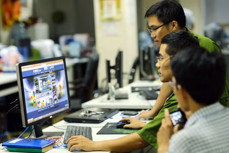 Các chiến sĩ thuộc Cục Cảnh sát Phòng chống tội phạm sử dụng công nghệ cao - Bộ Công an luôn phải thức trắng đêm mùa Wold Cúp để đấu tranh với nạn cá độ bóng đá.