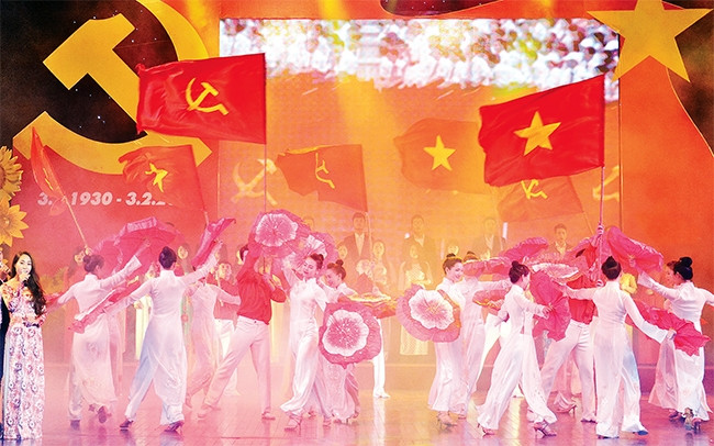 Hát mừng Đảng quang vinh. Ảnh: ĐĂNG ANH