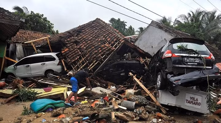 Hiện trường đổ nát ven biển In-đô-nê-xi-a sau trận sóng thần. Ảnh ROI-TƠ