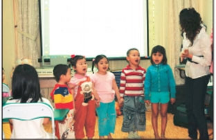 Các bé học đàn, học hát ở Học viện Âm nhạc quốc gia (nhạc viện Hà Nội).