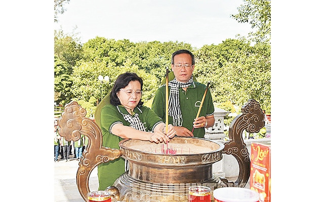 Đoàn lãnh đạo Ban Tuyên giáo Thành ủy TP Hồ Chí Minh viếng , dâng hương tại Khu tưởng niệm Liệt sĩ TNXP huyện Bến Cầu, tỉnh Tây Ninh. Ảnh: LONG HỒ