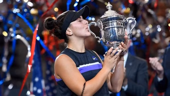 Bianca Andreescu hạnh phúc bên chiếc cúp vô địch Mỹ mở rộng, danh hiệu Grand Slam đầu tiên trong sự nghiệp của cô. (Ảnh: Reuters)