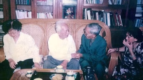 Bác Nguyễn Hữu Tiến chụp ảnh cùng gia đình Đại tướng (Ảnh nhân vật cung cấp).