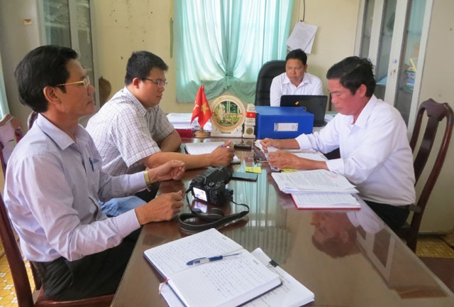 Ông Nguyễn Đình Ngọc, Phó Chủ tịch UBND xã Đác Nuê (người ngồi bên phải) bị kỷ luật về mặt Đảng với hình thức khiển trách do để xảy ra sai phạm trong việc hỗ trợ thiệt hại do hạn hán cho nông dân.