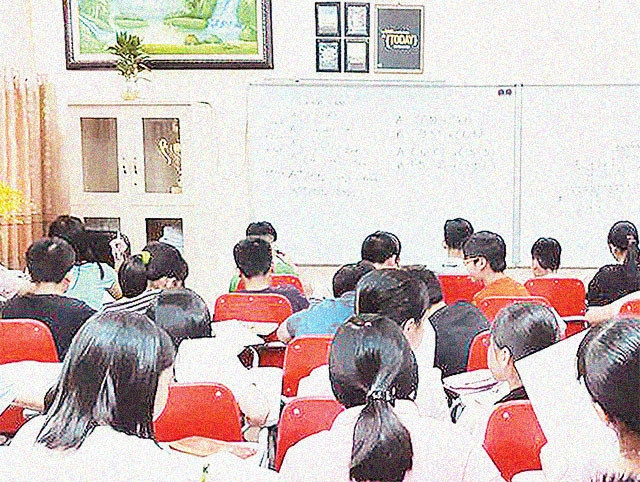 Một lớp luyện thi môn Tiếng Anh cho học sinh lớp 5. Ảnh: ĐỨC MINH