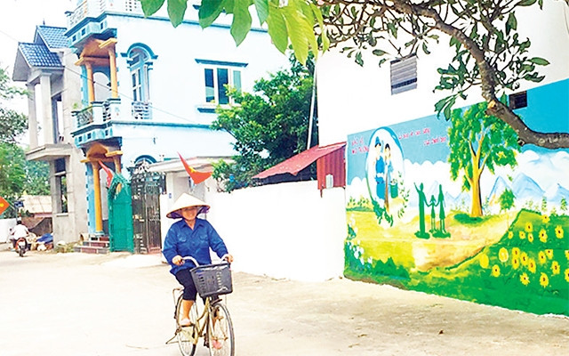 Ðường giao thông khang trang, sạch đẹp tại làng văn hóa Hưng Giáo (xã Tam Hưng, huyện Thanh Oai). Ảnh: THANH THỦY