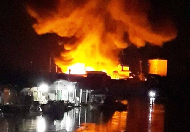 Đám cháy dữ dội trong đêm ở chợ Chà Là (Cà Mau).