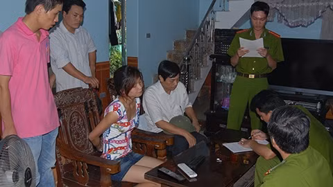 Công an Phủ Lý đọc lệnh bắt đối tượng Nguyễn Thị Lan.