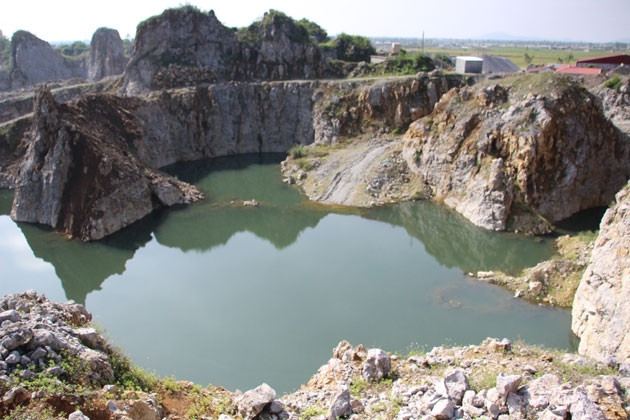 Việc khai thác sâu quá chỉ giới cho phép đã tạo thành những hồ nước khổng lồ, tiềm ẩn nhiều nguy hiểm.