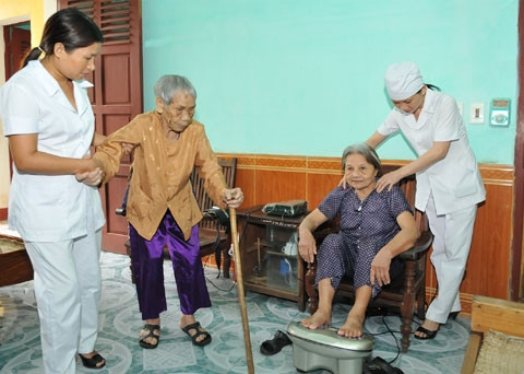 Chăm sóc người cao tuổi, đối tượng chính sách tại Trung tâm Bảo trợ xã hội tỉnh Hà Tĩnh.   Ảnh: ÐĂNG KHOA