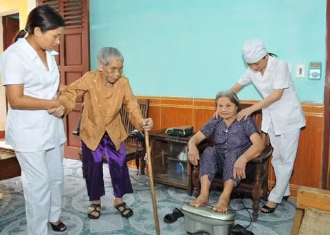 Chăm sóc người cao tuổi, đối tượng chính sách tại Trung tâm Bảo trợ xã hội tỉnh Hà Tĩnh.   Ảnh: ÐĂNG KHOA