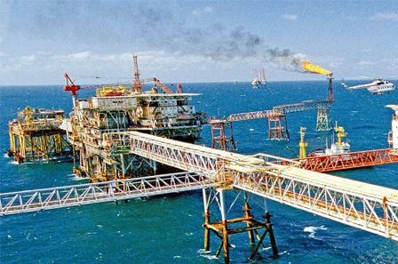 Khai thác dầu khí tại mỏ Bạch Hổ.