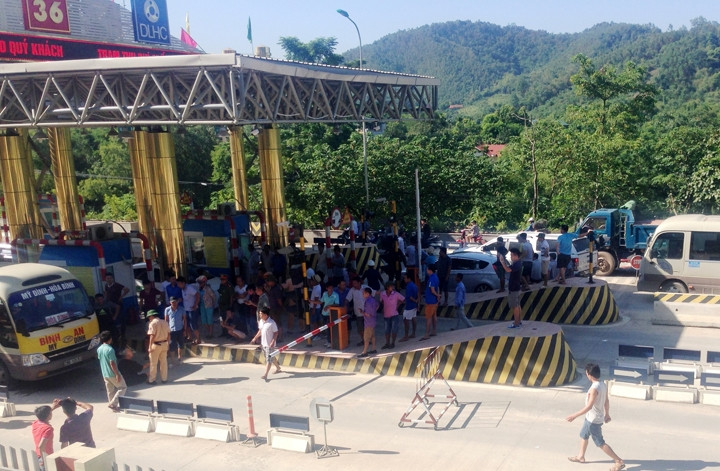 Đầu tháng 8, một số người tập trung tại Trạm thu phí BOT quốc lộ 6 (Hòa Lạc - Hòa Bình) đòi mở rộng diện giảm phí, gây mất an ninh trật tự.
