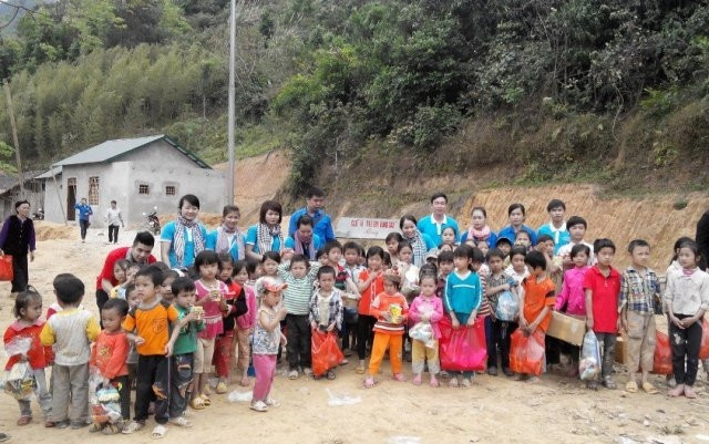 Đại diện CLB tình nguyện “Vì trẻ em vùng cao” thăm, tặng quà cho trẻ em vùng cao huyện Ba Bể.
