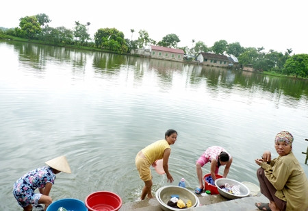 Người dân vô tư giặt giũ, trút bẩn xuống nguồn nước sinh hoạt...