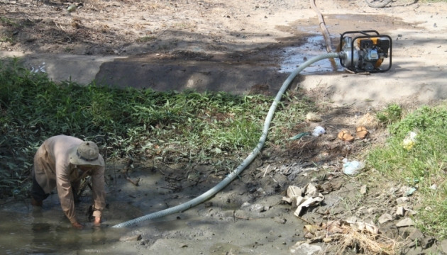 Ông Nguyễn Tấn Hậu ở thôn Tân Vinh, xã Xuân Sơn Nam gạn bơm nước ao tưới cỏ, cho bò uống.