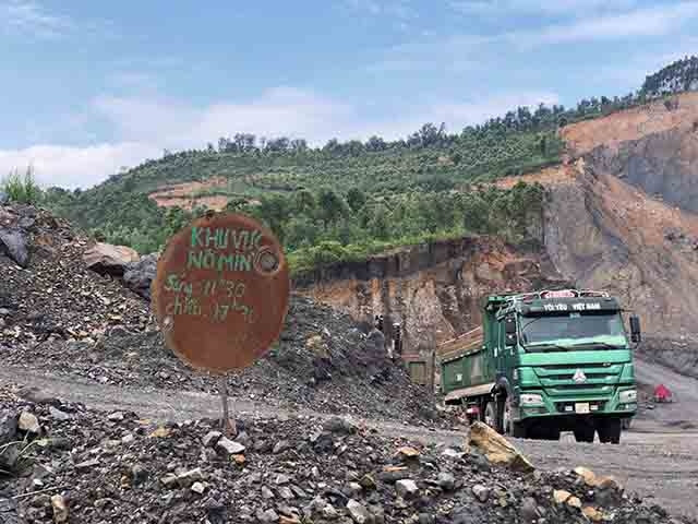 Biển cảnh báo nổ mìn tại mỏ than.