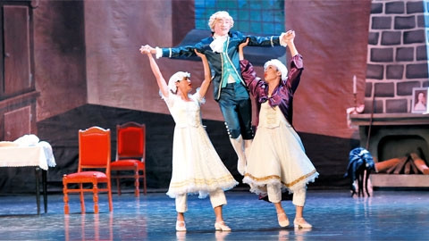 Cảnh trong vở ba lê Cô bé lọ lem (đêm diễn trong chương trình Liên hoan nghệ thuật Giai điệu mùa thu 2013).