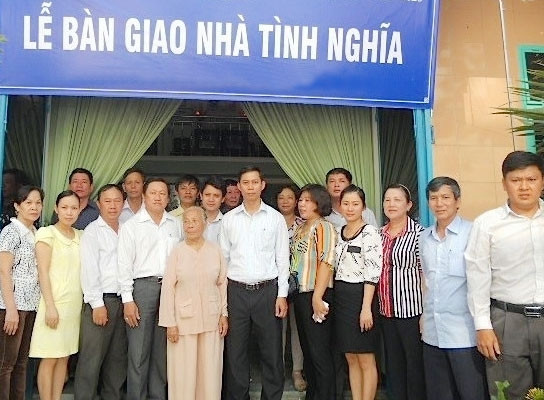 Đảng viên đang cư trú tại phường Nại Hiên Đông, quận Sơn Trà, TP Đà Nẵng đóng góp kinh phí sửa chữa nhà ở cho gia đình chính sách.