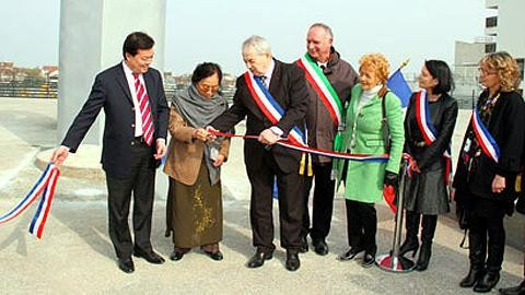 Nguyên Phó Chủ tịch nước Nguyễn Thị Bình và Thị trưởng TP Daniel Davisse cắt băng khánh thành Quảng trường.
