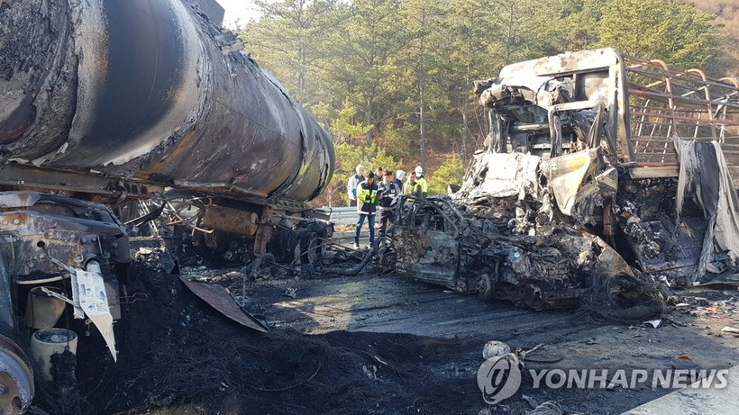 Nhiều phương tiện cháy trụi trong hai vụ đâm xe liên hoàn rạng sáng 14-12 (Ảnh: YONHAP)