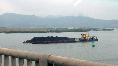 Tàu chở "than ngoài Tập đoàn".