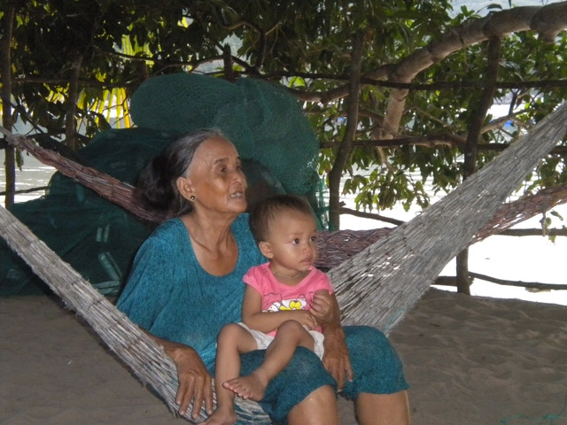 Hai bà cháu người Đàng Hạ.