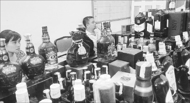 Rượu giả bị cơ quan chức năng thu giữ.